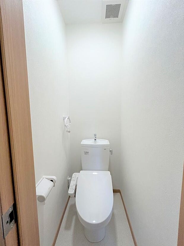 【内装リフォーム済】トイレはLIXIL製の温水洗浄機能付きに新品交換しました。キズや汚れが付きにくい加工が施してあるのでお手入れが簡単です。直接肌に触れるトイレは新品が嬉しいですよね。