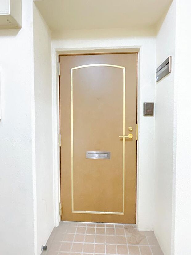 【玄関扉】玄関扉の写真です。エレベーターを出てすぐ玄関になっています。重い荷物を運ぶ時には、玄関との距離が近いのはありがたいですね。