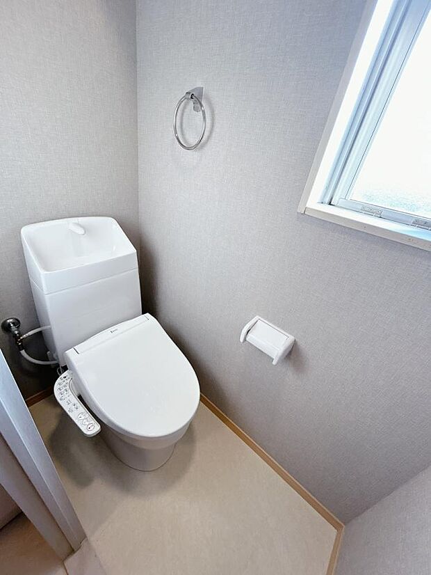 【リフォーム済】トイレはジャニス製の温水洗浄機能付きに新品交換を行いました。。直接肌に触れるトイレは新品が嬉しいですよね。
