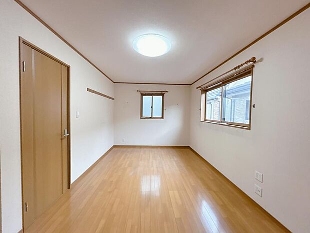 【リフォーム中】2階洋室の写真です。2階は全室2面採光なのであかるいお部屋です。床はクリーニング、天井壁はクロスの張替え、照明器具は新品に交換を行います。主寝室にいかがでしょうか。