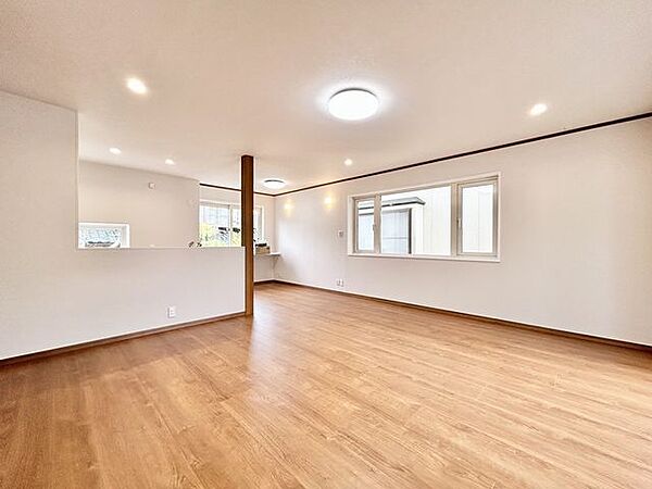 【リフォーム済】建物内部はフローリング張り、クロス張替、照明交換などを行いました。リビングです。