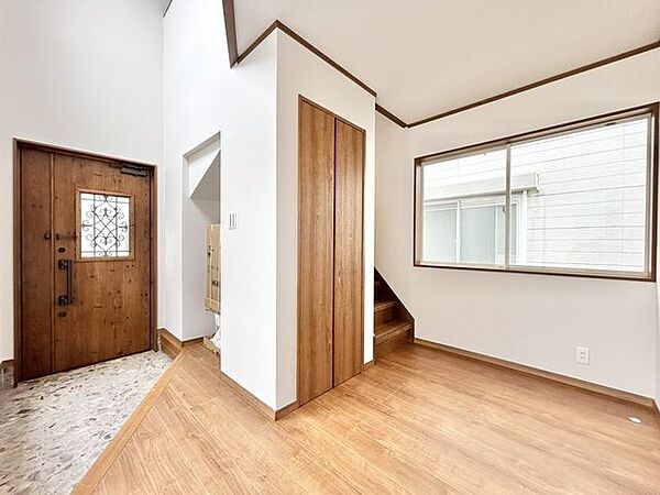 【リフォーム済】1階廊下には階段脇に収納があります。建具交換を行いました。