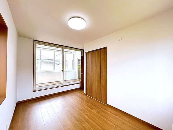 【リフォーム済】2F元主寝室を割り、2部屋へ改装しました。収納付です。