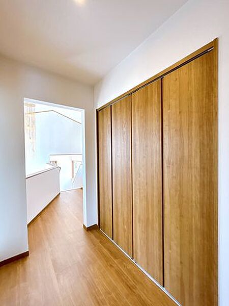 【リフォーム済】廊下収納は建具交換をしました。奥行もあり安心です。