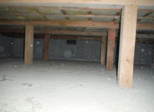 中古住宅の3大リスクである、雨漏り、主要構造部分の欠陥や腐食、給排水管の漏水や故障を2年間保証します。その前提で床下まで確認の上でリフォームし、シロアリの被害調査と防除工事もおこないます。