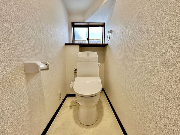 【リフォーム済】トイレはジャニス製の新品に交換しました。気になる水回りが新しいのはうれしいポイント。朝の混雑を減らしてくれる2階トイレ付き。