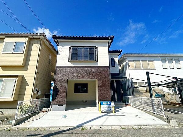 【リフォーム済】駐車場は2台分ございます。これから駐車場にはコンクリートを敷いていきます。