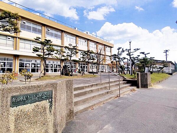 【中学校】上山中学校まで約1800ｍ（徒歩約22分）です。勉強や部活など、充実した中学校生活を楽しみながら記憶に残るような素敵な三年間にしてくださいね。 600m