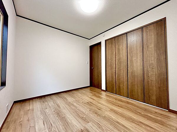 【リフォーム済】2階洋室の写真です。間取り変更を行いました。床はフローリング上張り、天井と壁のクロスは張替えを行いました。照明はLEDの新品に交換しました。