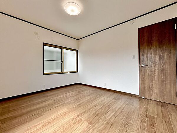 【リフォーム済】2階洋室の写真です。洋室の建具は新品交換を行いました。