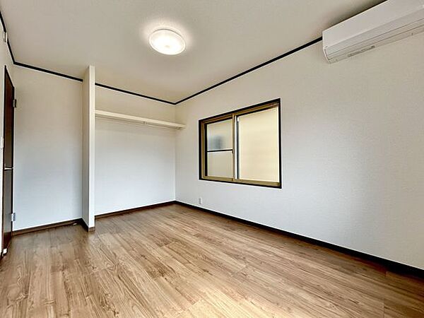 【リフォーム済】2階洋室の別角度の写真です。この部屋にはエアコンも設置されています。設置費用が浮きますね。