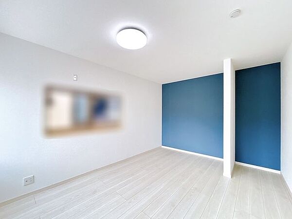 【リフォーム済】洋室の写真です。床はフローリング張替え、天井と壁のクロスは張替えを行いました。