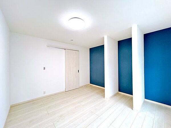 【リフォーム済】洋室の写真です。床はフローリング張替え、天井と壁のクロスは張替えを行いました。