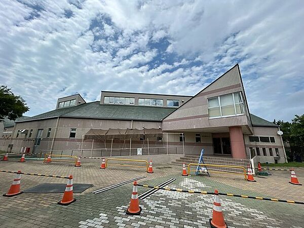 山の下海浜公園プールまで約350ｍ（徒歩5分）