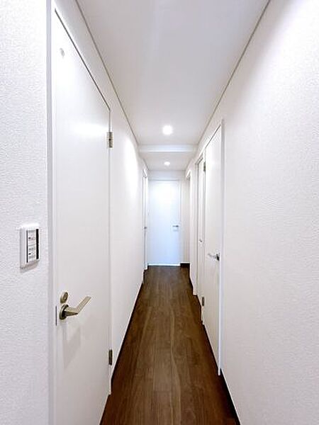 【リフォーム済】廊下です。床、壁、天井のリフォームを行いました。ＬＥＤ照明に交換しているのでecoに生活する事が出来ます。