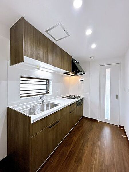【リフォーム済】キッチンです。使い勝手を考えて吊戸棚を設置しました。普段使わない調味料やお皿の置き場に便利です。高い位置の収納はスペースを取らないので有効に空間を使うことができます。