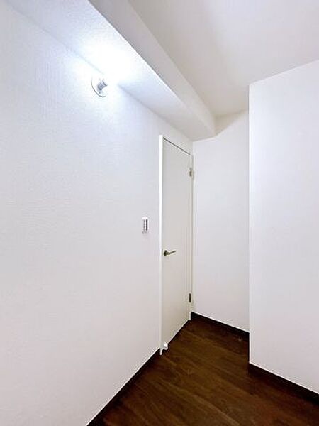 【リフォーム済】玄関横には納戸があります。