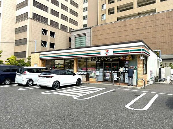 【周辺施設】セブンイレブン新潟寄居町店様まで約240ｍ（徒歩約3分）です。コンビニは今の時代日常生活に欠かせない存在となっていますが、徒歩3分以内の距離にあるのはとても嬉しいポイントですね。 850m