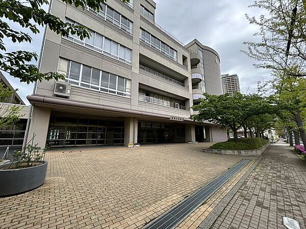 新潟市立新潟小学校 【小学校】新潟小学校まで約110ｍ（徒歩約1分）です。お子様のいらっしゃるご家庭の方にはオウチ選びの重要なポイントである小学校。近いとお子様の通学も安心ですね。 220m