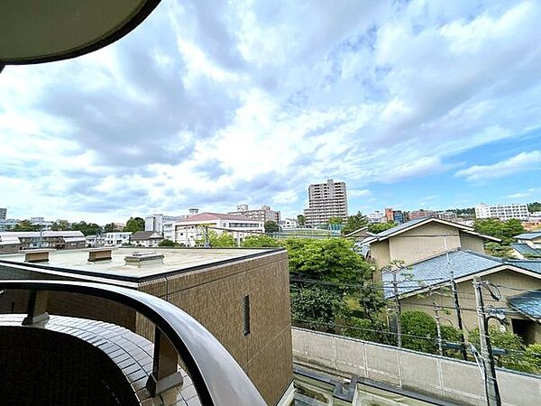【バルコニー】二面バルコニーのお部屋です。