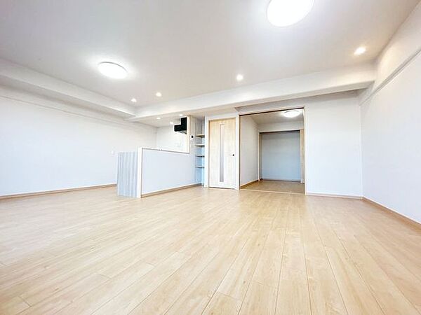 【リフォーム済】リビングの写真です。床はフローリング張替え、天井と壁のクロスは張替えを行いました。