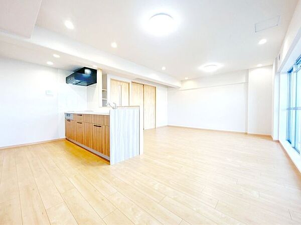 【リフォーム済】リビングの写真です。床はフローリング張替え、天井と壁のクロスは張替えを行いました。