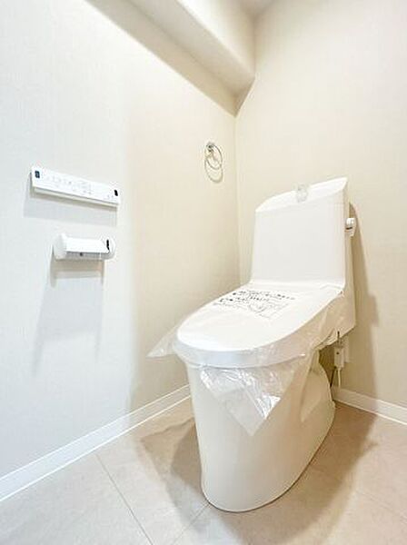 【リフォーム済】トイレは新品に交換を行いました。床はクッションフロア張替え、天井と壁のクロスは張替えを行いました。