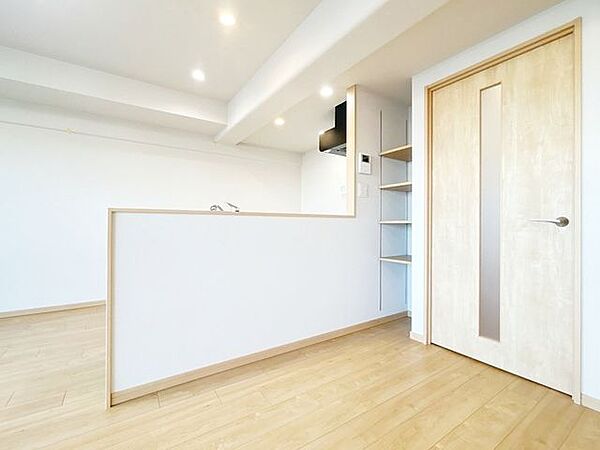【リフォーム済】リビングの写真です。床はフローリング張替え、天井と壁のクロスは張替えを行いました。棚も設置しています。