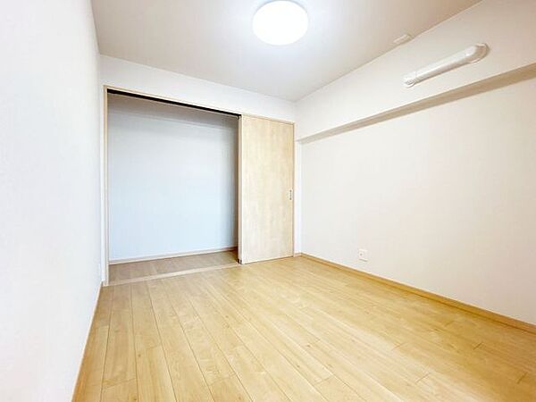 【リフォーム済】洋室の写真です。床はフローリング張替え、天井と壁のクロスは張替えを行いました。