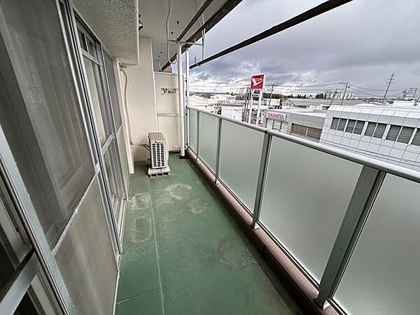 セブンイレブン新潟東明一丁目店 【リフォーム中】バルコニーです。クリーニングを行います。 500m