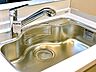 キッチン：【設備】キッチンシンクは、大きな鍋も洗いやすいセンターポケット形状。洗剤バスケット付きで、排水溝には浅型ゴミカゴが装備されたシンクです。