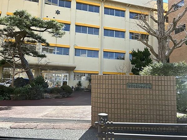 新潟市立白山 【小学校】白山小学校まで約700ｍ（徒歩約9分）です。お子様のいらっしゃるご家庭の方にはマンション選びの重要なポイントである小学校。近いとお子様の通学も安心ですね。