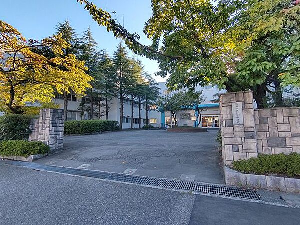 新潟市立白新 【中学校】白新中学校まで約1600ｍ（徒歩約22分）です。勉強や部活など、充実した中学校生活を楽しみながら記憶に残るような素敵な三年間にしてくださいね。