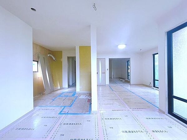 【リフォーム中】左手側がキッチン、右手側がリビングスペース、手前側がダイニングスペースです。