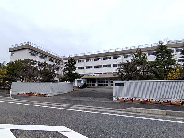 東石山中学校まで約1300m(徒歩約16分)です。