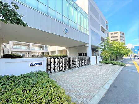 新潟市立南万代小学校まで約650m(徒歩約9分)です。