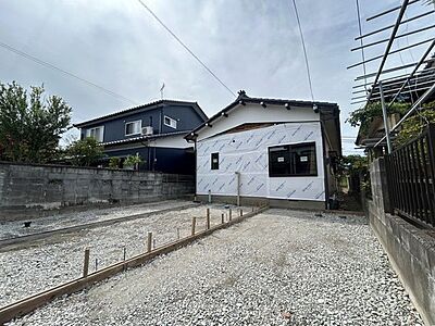 外観:【リフォーム中】駐車場は土間コンクリートを打設して仕上げます。並列3台駐車可能になります。 外観:【リフォーム中】駐車場は土間コンクリートを打設して仕上げます。並列3台駐車可能になります。