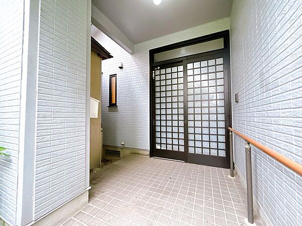 【玄関】屋根アプローチ部分