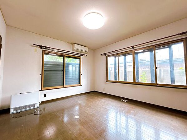 【主寝室】1F 約8.6帖収納付き洋室