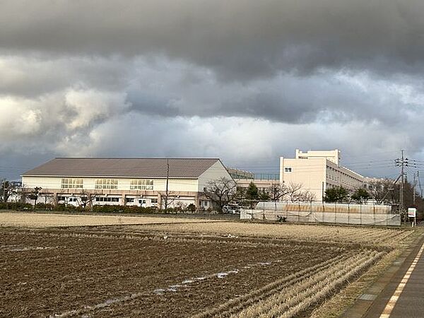 新潟市立新津第三小学校まで約1220ｍ（徒歩16分）です。