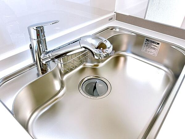 【同仕様写真】キッチンシンクは、大きな鍋も洗いやすいセンターポケット形状。洗剤バスケット付きで、排水溝には浅型ゴミカゴが装備されたシンクです。