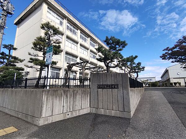 【周辺環境】新潟市立桃山小学校まで約250ｍ（徒歩約4分）です。
