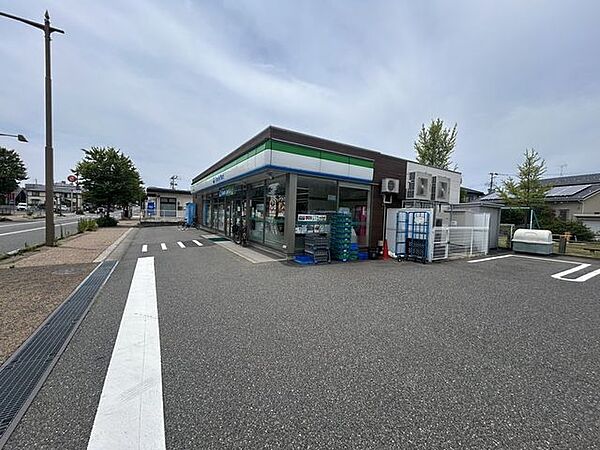 ファミリーマート新潟文京町店様まで約300m(徒歩約4分)