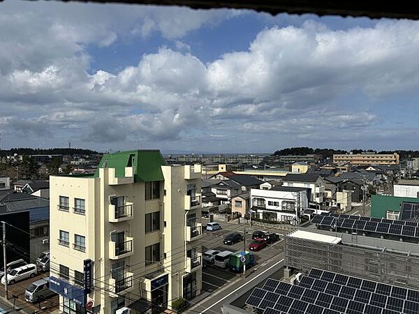 窓やバルコニーからは日本海も見えます