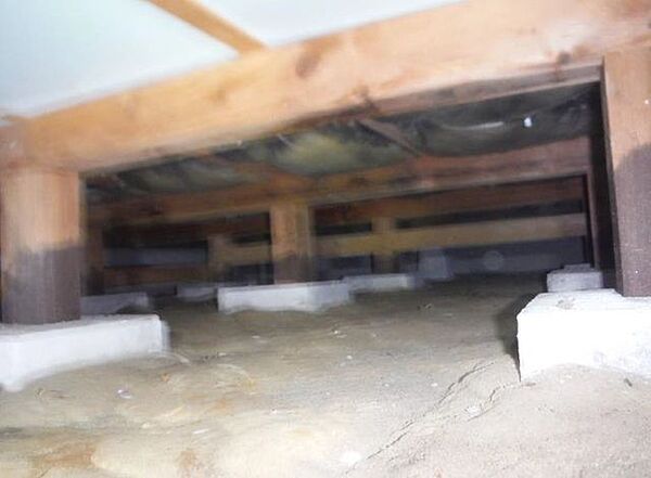 中古住宅の3大リスクである、雨漏り、主要構造部分の欠陥や腐食、給排水管の漏水や故障を2年間保証します。その前提で床下まで確認の上でリフォームし、シロアリの被害調査と防除工事もおこないます。
