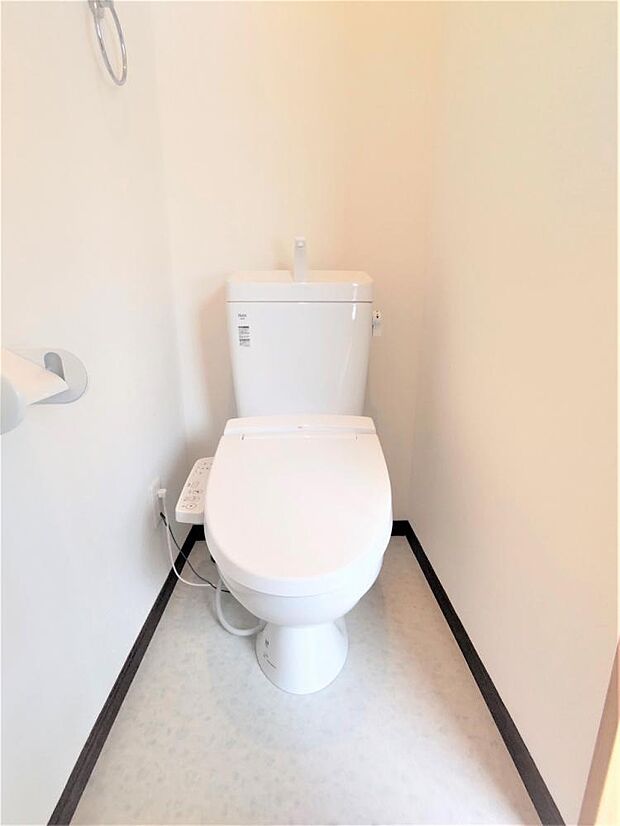 トイレはLIXIL製の温水洗浄機能付きに新品交換しました。キズや汚れが付きにくい加工が施してあるのでお手入れが簡単です。直接肌に触れるトイレは新品が嬉しいですよね。