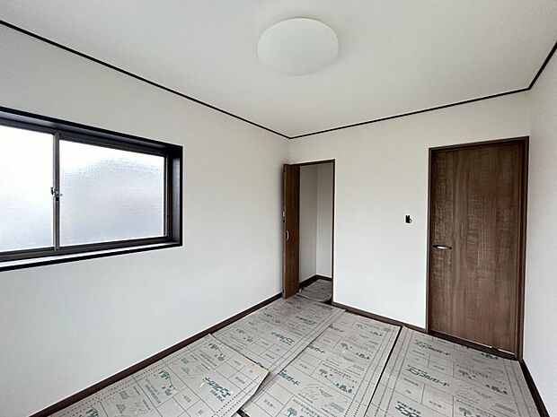 【リフォーム中】2階洋室を撮影しました。壁、天井のクロス張替え、床クッションフロア貼り、クリーニングを行います。