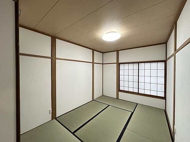 【リフォーム済】1階和室を撮影しました。畳表替え、壁、天井のクロス張替え、クリーニングを行います。