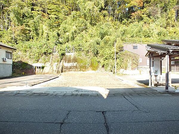 敷地裏側からの写真です。隣地両サイドが駐車場となっているため広々開放的ですよ