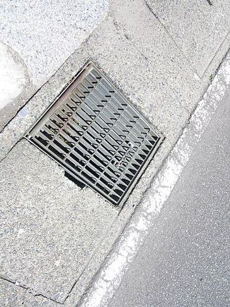 前面道路には流雪溝が設置されています。雪の降る地域では流雪溝の存在はありがたいですね。
